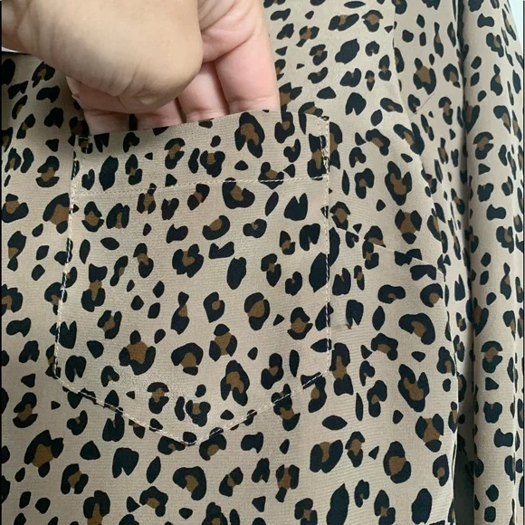 Silk button-up shirt in leopard - Picture 9 of 10